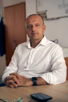 bartender crafting fresh margarita